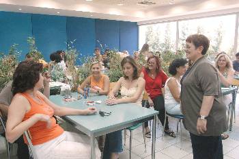 Η Αλέκα Παπαρήγα συζητά με εργαζόμενες στη φαρμακοβιομηχανία