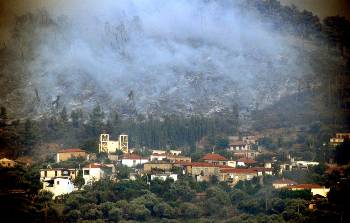 Ενα ακόμη λιοστάσι, που παραδόθηκε στις φλόγες. Η οικονομική καταστροφή των αγροτών, μετά και από αυτό το συντριπτικό χτύπημα, είναι κάτι παραπάνω από βέβαιη...