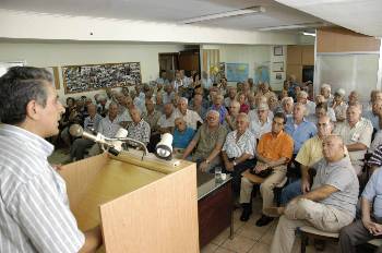 Γεμάτη η αίθουσα στη χτεσινή πολιτική συγκέντρωση