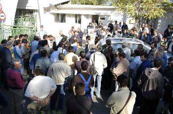 Συνδικαλιστές του ΠΑΜΕ μιλάνε στους εργαζόμενους των Ναυπηγείων, κατά τη διάρκεια της χτεσινής κινητοποίησης