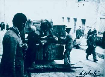 Θάνατοι στους δρόμους της Αθήνας το '41-'42 από πείνα. Οι νεκροί μεταφέρονταν με φορτηγά αυτοκίνητα και θάβονταν σε ομαδικούς τάφους