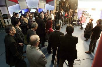 Με τους εργαζόμενους στην ΕΡΤ-3 συνομιλεί η Αλέκα Παπαρήγα