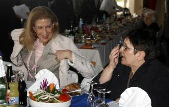 Η Αλ. Παπαρήγα, στο Κέντρο Εκπαιδεύσεως Τεθωρακισμένων, στον Αυλώνα. Δίπλα η υπερνομάρχης Αθήνας - Πειραιά, Ντ. Μπέη