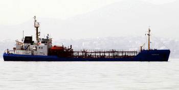 Και ηλιέλαιο και ορυκτέλαια και θειικό οξύ και καυστική ποτάσα και ό,τι μπορεί να βάλει ο νους επιτρέπεται να μεταφέρουν τα δεξαμενόπλοια, αφού αυτό προστάζει η ανάγκη εξασφάλισης ακόμα μεγαλύτερων υπερκερδών για το κεφάλαιο. Ας είναι καλά η ΕΕ και οι διάφορες κυβερνήσεις...