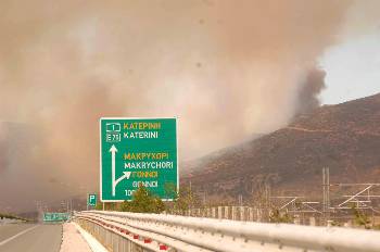 Ανεξέλεγκτη μαινόταν η πυρκαγιά στα Τέμπη μέχρι αργά χτες βράδυ