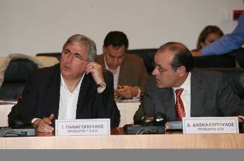 Σε ευήκοα ώτα μιλάει ο πρόεδρος του ΣΕΒ Δ. Δασκαλόπουλος. Εκ δεξιών του ο πρόεδρος της ΓΣΕΕ Γ. Παναγόπουλος