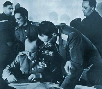 Ο Στρατάρχης Ζούκοφ υπογράφει το κείμενο για την άνευ όρων συνθηκολόγηση της Γερμανίας
