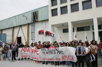 Δε σκύβουν το κεφάλι στις αντεργατικές μεθοδεύσεις οι εργάτες (φωτ.: από την προχτεσινή κινητοποίηση)