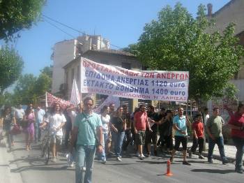 Μετά την πορεία, στη Λάρισα, οι απεργοί κατέλαβαν συμβολικά τα γραφεία των Θεσσαλών βιομηχάνων