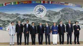Οι G8 στην «οικογενειακή» φωτογραφία στην Ιταλία