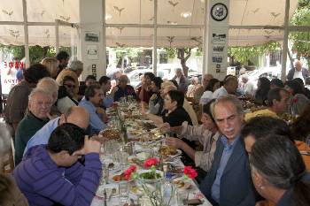Από τη συνάντηση του περασμένου Σαββάτου, στο καφενείο της Καλλιθέας