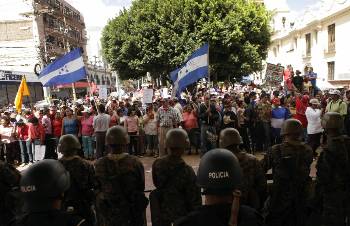 Το λαϊκό κίνημα δεν το βάζει κάτω