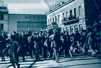 Κυριακή, 3 Δεκέμβρη. Οι πρώτες ομάδες διαδηλωτών ξεκινούν για το συλλαλητήριο, με κατεύθυνση την πλατεία Συντάγματος