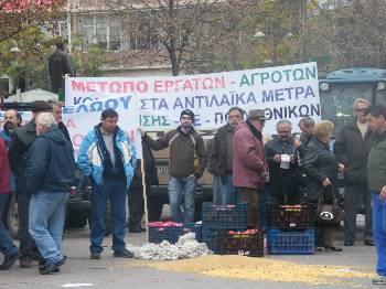 Και η αγροτιά, που χτυπιέται από τις κυβερνήσεις και την ΕΕ, στον αγώνα (φωτ. Λάρισα)