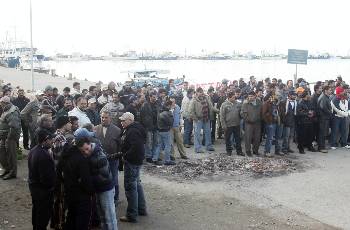 Αποφασιστικά περιφρουρούν τον αγώνα τους οι εργάτες, ενώ μέσα από τις χτεσινές εκλογές (φωτ. ένθετη) έδωσαν σημαντική ώθηση στην οργάνωσή τους