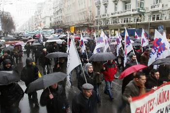 Η καταρρακτώδης βροχή δεν εμπόδισε χιλιάδες απεργούς να διαδηλώσουν με τα πανό του ΠΑΜΕ στο κέντρο της πόλης
