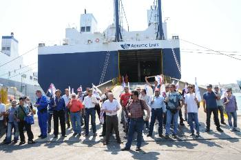 Οι κυβερνήσεις της πλουτοκρατίας επιδιώκουν τη συκοφάντηση και υπονόμευση των απεργιακών αγώνων με κάθε τρόπο (φωτ. ναυτεργάτες περιφρουρούν την απεργία στα ROPAX I και II, πρόσφατα, στην Κόρινθο)