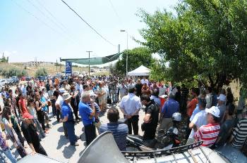 Στιγμιότυπο από τη χτεσινή συγκέντρωση στην ξυλοβιομηχανία «ΣΕΛΜΑΝ»