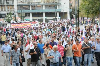 «Πάνω από 6.000» έδινε η Αστυνομία, «πάνω από 3.000» είπε το MEGA, αλλά η πορεία κάλυπτε ολόκληρη τη Σταδίου