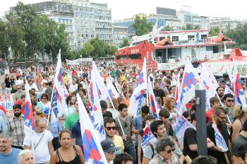 Στην πορεία θα πείθεται και ο πιο δύσπιστος εργαζόμενος, όχι μόνο για το δίκιο των ναυτεργατών, αλλά και για την αναγκαιότητα έκφρασης μεγαλύτερης στήριξης και αλληλεγγύης, για την κοινή δράση