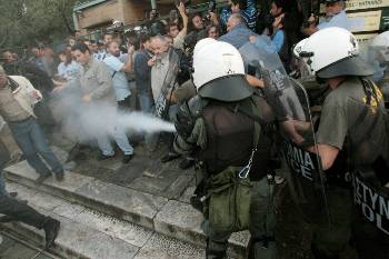 Τα ΜΑΤ ...επί το έργον στην είσοδο της Ακρόπολης