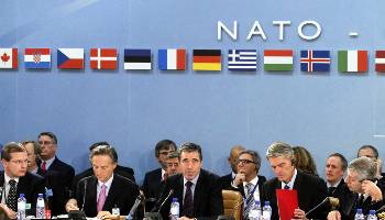 Με τη συμμετοχή της Ελλάδας, η λυκοσυμμαχία διαβουλεύεται για το πώς θα υπηρετήσει πιο αποτελεσματικά τα συμφέροντα του πολυεθνικού κεφαλαίου. Μόνο αντίπαλο δέος είναι οι λαοί