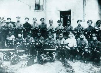 Στη σφοδρή ταξική πάλη οι Έλληνες πήραν μέρος ανάλογα με την τάξη που ανήκαν (Φωτ. από κοκκινοφρουρούς σε εργοστάσιο της Μόσχας)