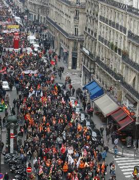 Χιλιάδες εργαζομένων βγήκαν και χτες στους δρόμους του Παρισιού ενάντια στα αντιλαϊκά μέτρα