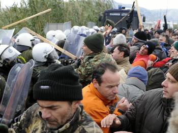 Οι δυνάμεις των ΜΑΤ επιτίθενται στους κατοίκους