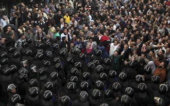 Διαρκείς οι συγκρούσεις των διαδηλωτών με τις δυνάμεις καταστολής