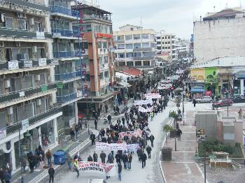 ΘΕΣΣΑΛΙΑ. Χιλιάδες εργάτες, μικρομεσαίοι αγρότες, φοιτητές και γυναίκες «παρέλασαν» στις απεργιακές συγκεντρώσεις σε Λάρισα, Βόλο, Τρίκαλα και Καρδίτσα, ενώ απεργιακές συγκεντρώσεις πραγματοποιήθηκαν σε άλλες έξι πόλεις της Περιφέρειας (φωτ. από Λάρισα)
