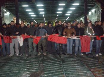 Σε όλη τη χώρα, η μάχη της απεργίας ξεκίνησε από τα χαράματα, με την περιφρούρηση στα γιαπιά, στους καταπέλτες των πλοίων, στα εργοστάσια. Φωτογραφία από την Ηγουμενίτσα