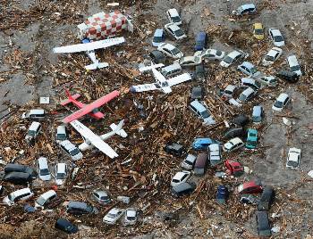 Το τσουνάμι παρέσυρε τα πάντα στο περάσμά του