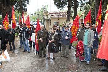 Στα κοιμητήρια της Ευαγγελίστριας, στον τάφο του Γ. Τσαρουχά