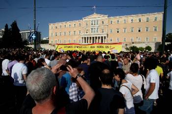 2011 ή 2015; Αν, λοιπόν, το 2011 το περιεχόμενο των κινητοποιήσεων των λεγόμενων «αγανακτισμένων» ήταν «θολό», «αντιμνημονιακό», σήμερα είναι ακόμα «πιο πίσω»