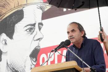 Ο Κ. Αβραμόπουλος στο βήμα της συγκέντρωσης