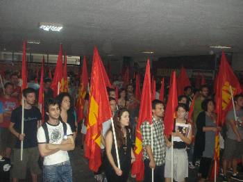 Στιγμιότυπο από τα μέλη και φίλους της ΚΝΕ που παρακολουθούν την εκδήλωση