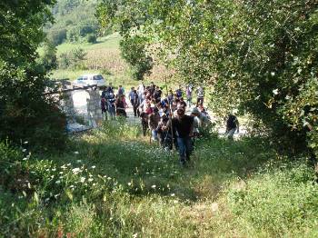 Στιγμιότυπο από την εκδρομή, στο μονοπάτι προς της σπηλιά του Ζαχαριάδη
