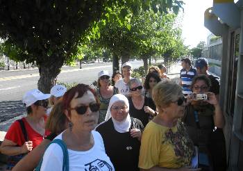 Η αντιπροσωπεία της ΠΔΟΓ έξω από την αμερικανική πρεσβεία