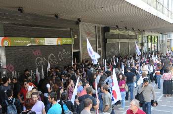Στιγμιότυπα από το μαζικό αποκλεισμό, μέσα και έξω από το υπουργείο