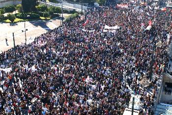 Αυτό το λαϊκό απεργιακό ποτάμι, που για δεύτερη μέρα έζωσε το Σύνταγμα στις 20/10, είναι που φοβίζει τους αστούς και το κράτος τους, ενεργοποιεί τους προβοκατόρικους μηχανισμούς τους