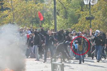 Τα παλιά χακί σακίδια καπνογόνων στα χέρια προβοκατόρων που επιτίθενται στο ΠΑΜΕ