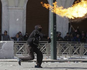 Ο αδίστακτος δολοφόνος πετά την εμπρηστική βόμβα στους διαδηλωτές