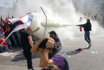 Τον ένα πυροσβεστήρα μετά τον άλλο άδειασαν στα μούτρα των διαδηλωτών δημιουργώντας αποπνικτική ατμόσφαιρα