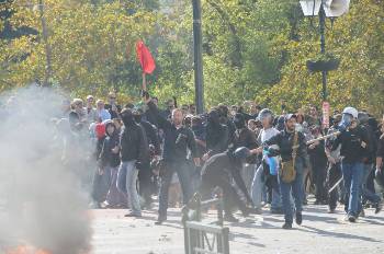 Επικεφαλής ομάδας προβοκατόρων δίνει σήμα ανασύνταξης. Δεν έχει λόγο να κρύψει το πρόσωπό του. Είναι προφανώς γνωστός των διωκτικών αρχών