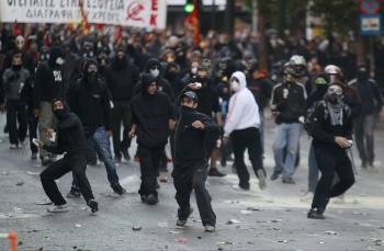 Βροχή οι πέτρες σπάνε κεφάλια, τραυματίζουν χέρια και πόδια των διαδηλωτών του ΠΑΜΕ