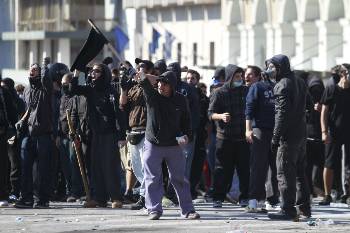 Δε χαιρετάει φασιστικά. Απλώς επιδεικνύει τα κομμάτια μάρμαρο που πρόκειται να εκσφενδονίσει
