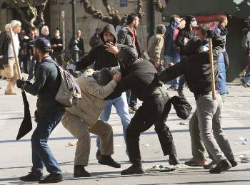 Σε βοήθεια των τεσσάρων μελανοχιτώνων έρχεται και ένας πέμπτος με σφυρί