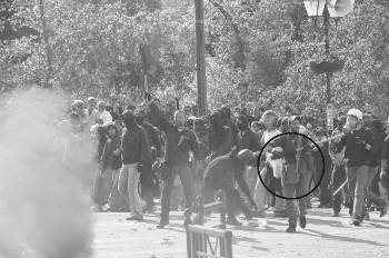 Τα παλιά χακί σακίδια καπνογόνων που χρησιμοποιούν οι δυνάμεις καταστολής στα χέρια προβοκατόρων που επιτίθενται σε διαδηλωτές
