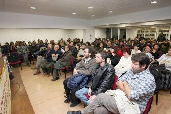 Γεμάτη η αίθουσα στη χτεσινή εκδήλωση. Στο βήμα, η Ελένη Μπέλλου